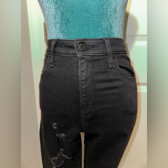 Black Distressed Skinny Jeans 🖤✨ - Picture 3 of 6